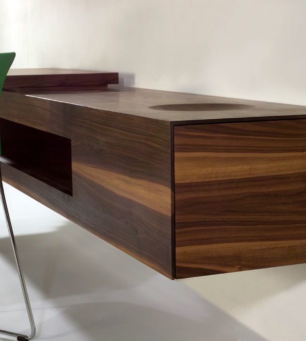 Tisch auf Sideboard