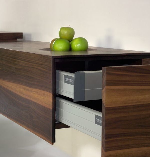 Tisch auf Sideboard